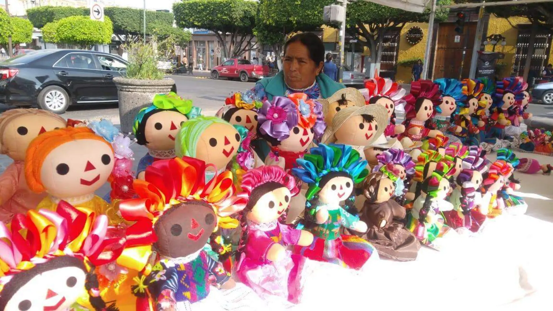 Las hermosas muñequitas otomíes están a la venta en los stands del Jardín de la Familia.